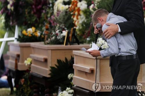 멕시코 카르텔에 살해된 모르몬교 가족 눈물의 장례식 