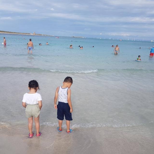 라펠로사 해변에서 관광객들이 해수욕을 즐기고 있다.