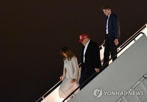 멜라니아 여사가 트럼프 대통령, 아들 배런과 함께 지난 1일 워싱턴에 도착해 비행기에서 내리는 모습 (AFP=연합뉴스 자료사진)