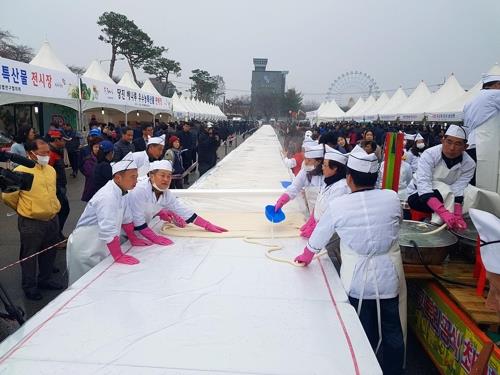 당진서 만든 5천80m 가래떡, 세계 최장 기네스 월드레코드 등재