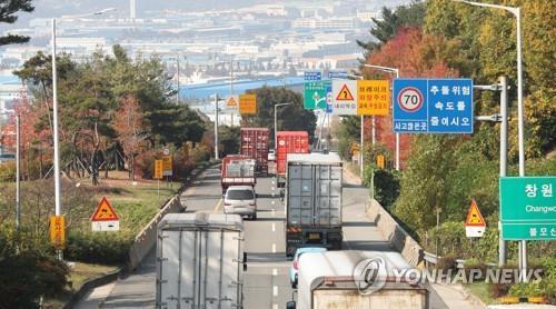도로 달리는 화물차