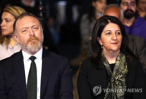HDP 공동대표인 페르빈 불단(오른쪽)과 세자이 테멜리