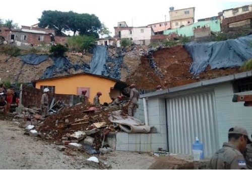 브라질 북동부 지역 주택가에서 24일(현지시간) 산사태가 일어나 5명이 사망하고 3명이 부상했다. 여성 2명이 실종된 것으로 알려졌다. [브라질 뉴스포털 UOL]