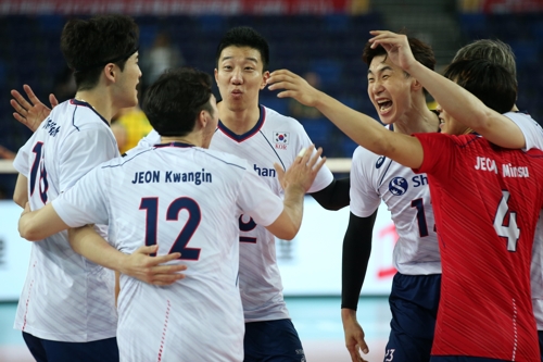 환호하는 한국 남자 배구 대표팀