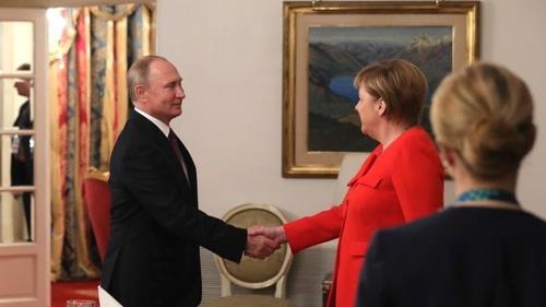 푸틴 대통령(왼쪽)과 메르켈 총리 [RT 연합뉴스 자료사진]