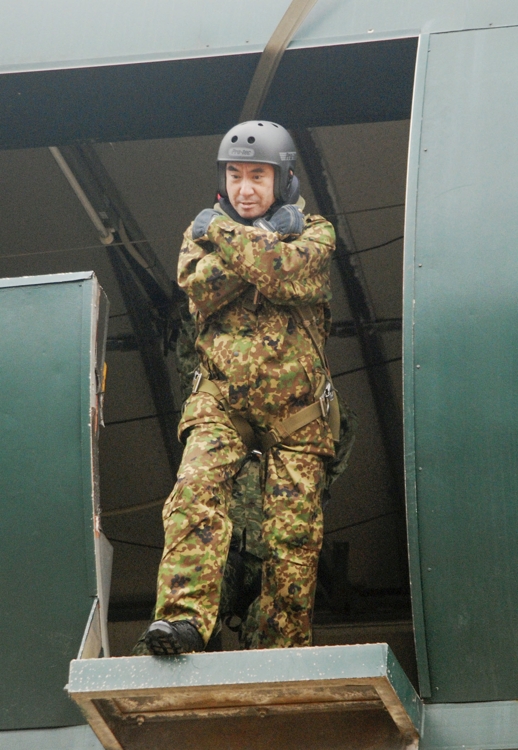 (도쿄 교도=연합뉴스) 고노 다로 일본 방위상이 12일 지바(千葉)현에 있는 육상자위대 나라시노(習志野) 연습장에서 낙하 훈련 체험을 하고 있다. 