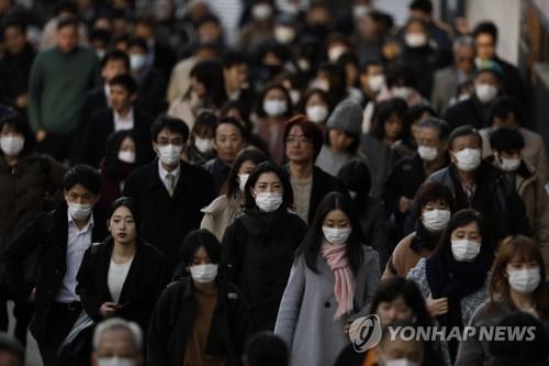 (도쿄 AP=연합뉴스) 중국발 신종 코로나바이러스(코로나 19)의 충격이 확대되고 있는 가운데 18일 일본 도쿄의 직장인들이 대거 마스크를 착용하고 인도를 걸어가고 있다. 