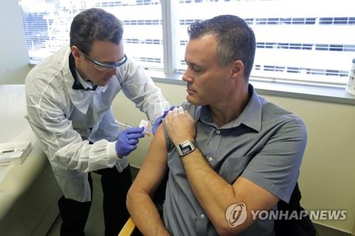 코로나19 백신 후보 약품 투여받는 미국 임상시험 참가자