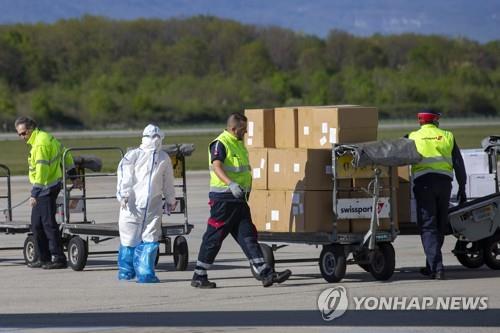 중국에서 온 마스크 등 의료 물품이 스위스 제네바 공항에 하역되고 있다