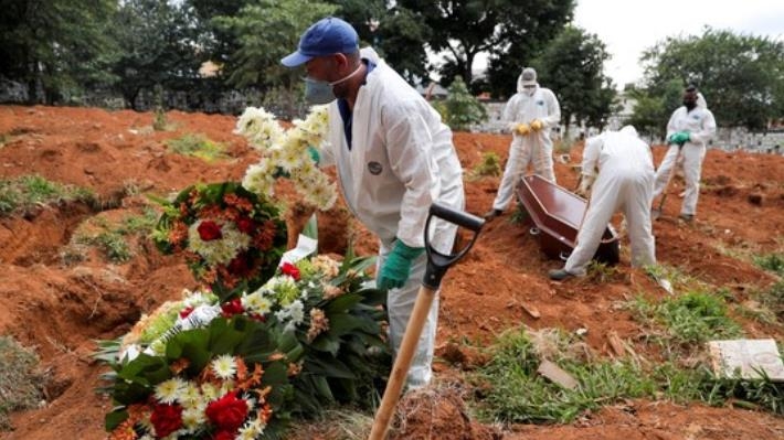 코로나19 사망자가 매장되는 브라질의 공동묘지