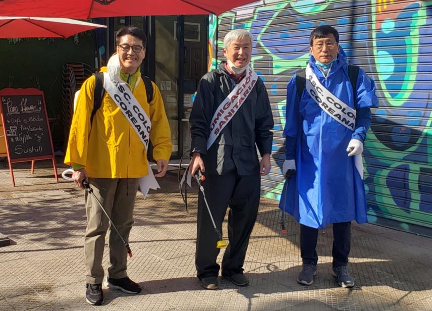 거리 소독하는 칠레 한인회
