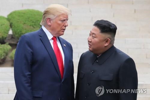 2019년 6월 30일 도널드 트럼프 미국 대통령과 김정은 북한 국무위원장이 판문점 군사분계선 북측 지역에서 만나 인사한 뒤 남측 지역을 향해 이동하고 있다. [연합뉴스 자료사진]