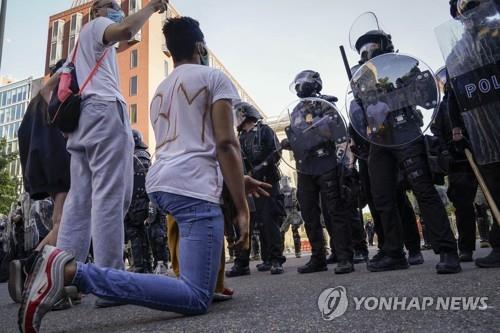 전장 '방불' 美 5천600여명 체포 '아비규환'…흑인의원에 수갑도