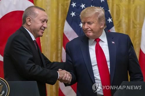 지난해 11월 미국 백악관에서 만난 트럼프(우) 미국 대통령과 에르도안 터키 대통령