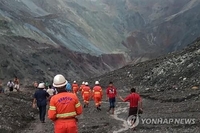 산사태로 무너진 미얀마 흐파칸트 옥광산에서 구조 작업이 진행 중인 모습