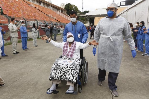 상파울루 시내 축구 경기장에 설치된 야외병동에서 치료를 받고 회복한 코로나19 환자들이 집으로 돌아가고 있다. [브라질 뉴스포털 UOL]