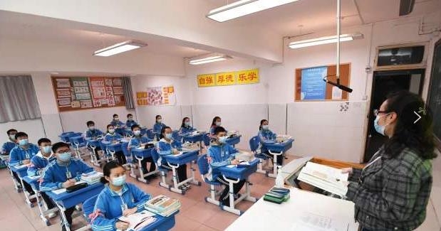 마스크 쓰고 수업하는 중국 학생들