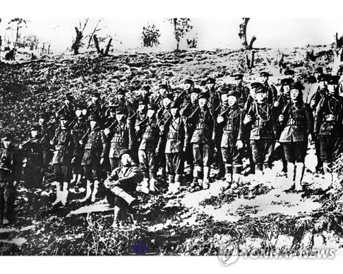 청산리 전투에서 승리를 거둔 독립군 부대원들 기념촬영