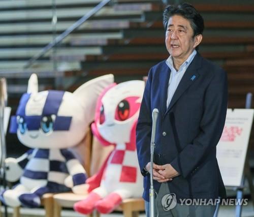 (도쿄 AFP=연합뉴스) 아베 신조 일본 총리가 24일 관저에서 취재진에 답변하고 있다. 아베 총리는 코로나19 상황과 관련해 긴급사태를 다시 선포할 상황은 아니라고 생각한다고 말했다. [지지통신 제공]