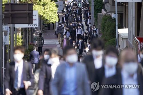 마스크 쓰고 출근하는 도쿄 시민들. [AP=연합뉴스 자료사진]
