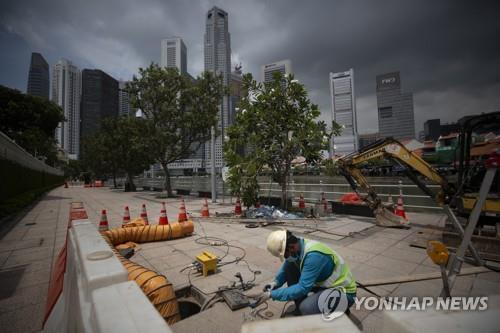 싱가포르 중심상업지구에서 보수공사를 하는 이주노동자