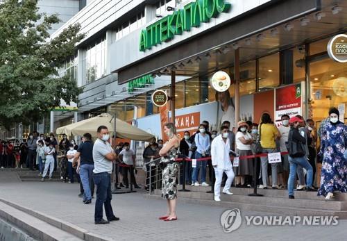 약국 앞에 줄을 선 카자흐 제2도시 알마티 주민들 