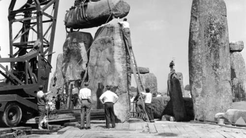 1958년에 진행된 스톤헨지 복원 작업[출처: 더 히스토릭 잉글랜드 아카이브(The Historic England Archive)] 