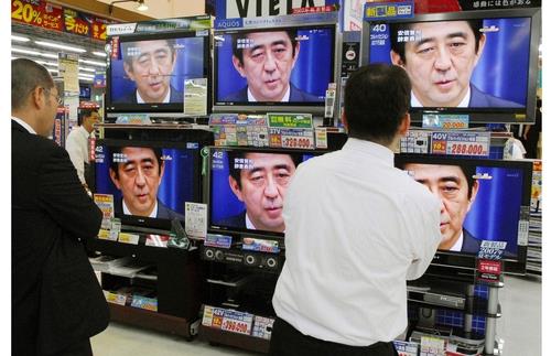 2007년 9월 12일 아베 신조(安倍晋三) 일본 총리가 총리관저에서 기자회견을 하는 모습이 도쿄에서 TV로 방영되고 있다. [교도=연합뉴스 자료사진]