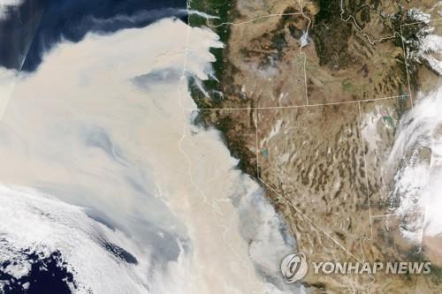 지난 9일(현지시간) 미 항공우주국(NASA)의 인공위성이 포착한 미 서부의 모습. 오리건·캘리포니아주 위에 두터운 연기층이 형성돼 있다. [UPI=연합뉴스, NASA 제공, 재배부 및 DB 금지]
