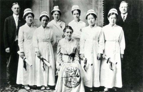 1918년 세브란스 간호사양성소(연세대 간호대 전신) 졸업식 장면. 맨 오른쪽이 세브란스병원을 세운 에이비슨 원장이고 오른쪽에서 네 번째가 셰핑 선교사다. 