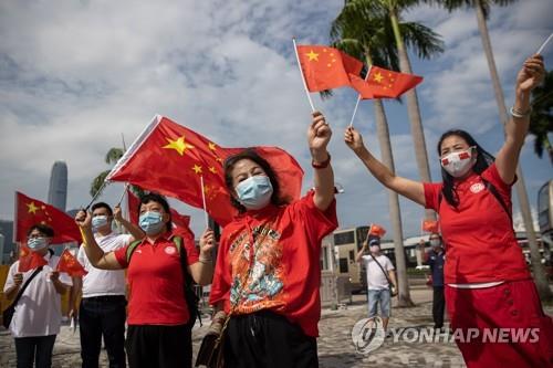 10월 1일 홍콩에서 친중 지지자들이 중국 오성홍기를 휘날리며 중국 국경절을 축하하고 있다. [EPA=연합뉴스]