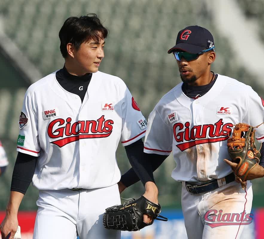 Lotte Lee's starter Seung-hun and shortstop Dixon Machado