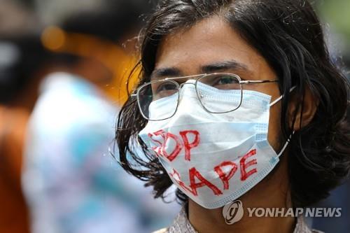 '강간 중단'이라고 쓰인 마스크를 쓰고 시위를 벌이는 방글라데시 여성. [로이터=연합뉴스]