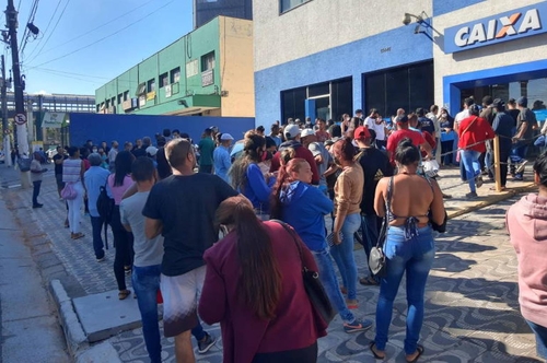 긴급재난지원금을 받으려고 줄을 선 브라질 주민들 [브라질 뉴스포털 UOL]