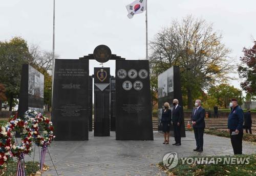 조 바이든 미국 대통령 당선인 부부가 재향군인의 날인 11일(현지시간) 필라델피아 한국전 참전 기념비를 찾아 참배하고 있다 [AFP=연합뉴스]