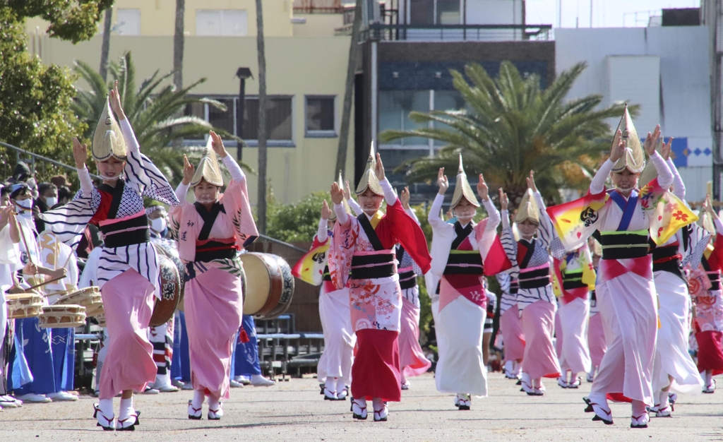 코로나19 확산하는 일본…전통춤 공연