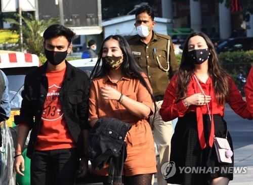 Young people in New Delhi, India, with masks. [EPA=연합뉴스]