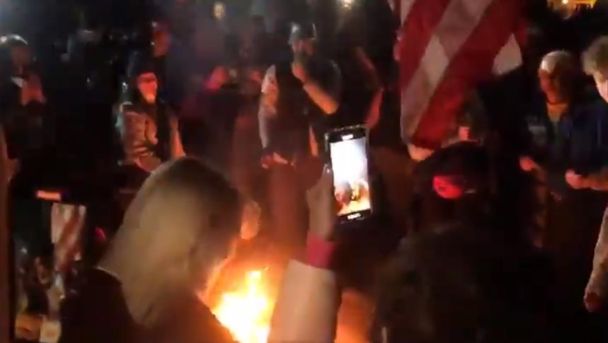 캘리포니아주 샌클레멘테에서 마스크를 불태우는 통금 반대 시위대