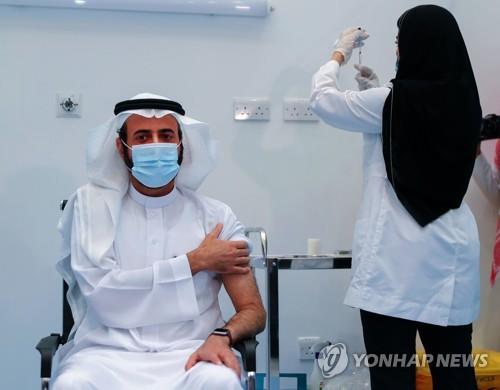7일 사우디 보건부 장관이 화이자 백신 2차분을 접종받는 모습