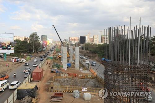 지난해 10월 중국 자본으로 짓는 케냐 나이로비 고속도로 건설 현장