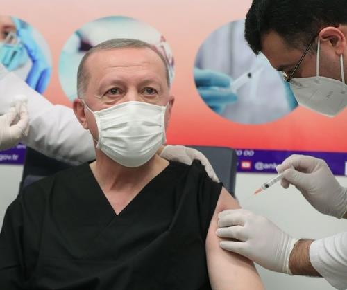 중국산 코로나19 백신을 접종하는 에르도안 터키 대통령