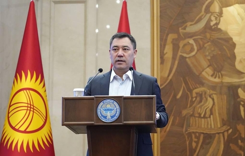 키르기스스탄 좌파로프 대통령 취임…'감옥에서 권좌로'(종합)