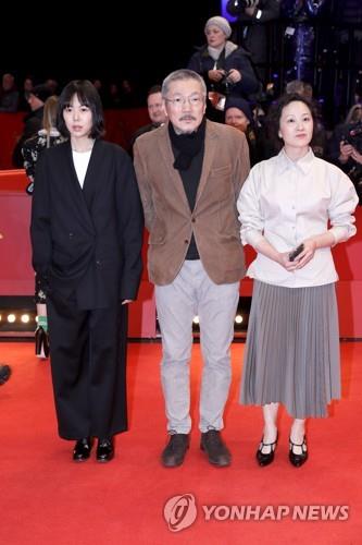 지난해 베를린국제영화제에 참석한 홍상수 감독(가운데)과 김민희(왼쪽),