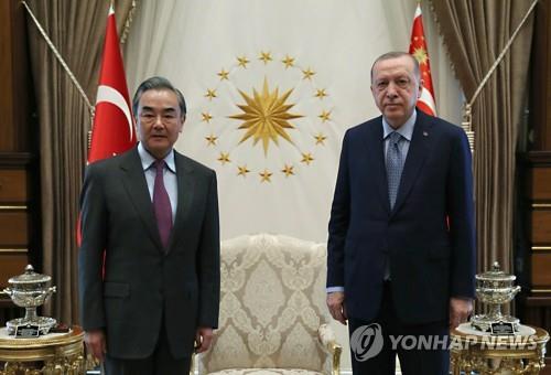 에르도안(우) 터키 대통령을 예방한 왕이 중국 외교부장