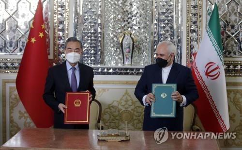 향후 25년간 포괄적 협력협정에 서명한 이란(오른쪽)과 중국(왼쪽) 외무장관