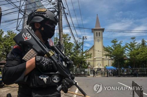 28일 자폭테러로 추정되는 폭발이 발생한 인도네시아 마카사르의 성당 주변과 경찰 모습. [AFP=연합뉴스]