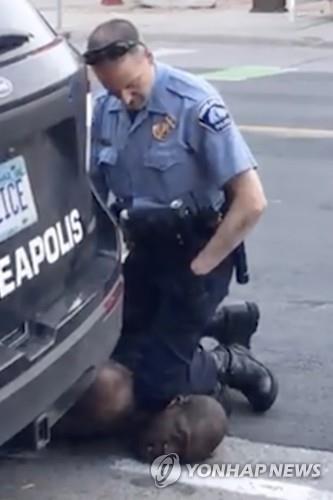 전 미니애폴리스 경찰관 데릭 쇼빈(위)이 수갑을 찬 채 엎드린 조지 플로이드의 목을 무릎으로 누르고 있다. [다넬라 프레이저 촬영. AP=연합뉴스 자료사진]