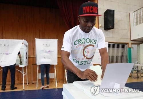 2018년 6.13 전국동시 지방선거에서 한 외국인이 투표하고 있다. ※ 기사와 직접적인 연관이 없는 사진.