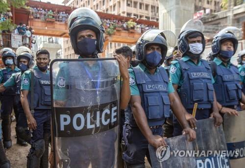 '전국 봉쇄' 방글라서 방역 놓고 주민-경찰 충돌…"3명 총상"