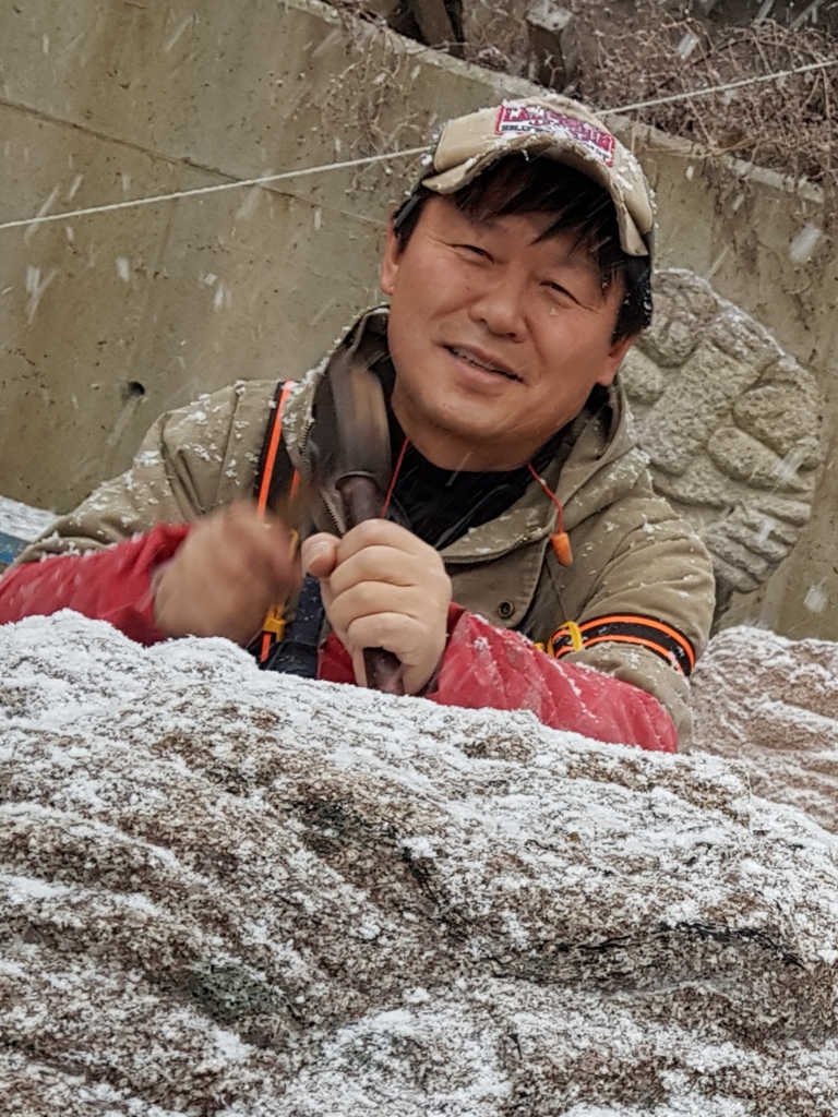 석불 조각하는 오채현 작가